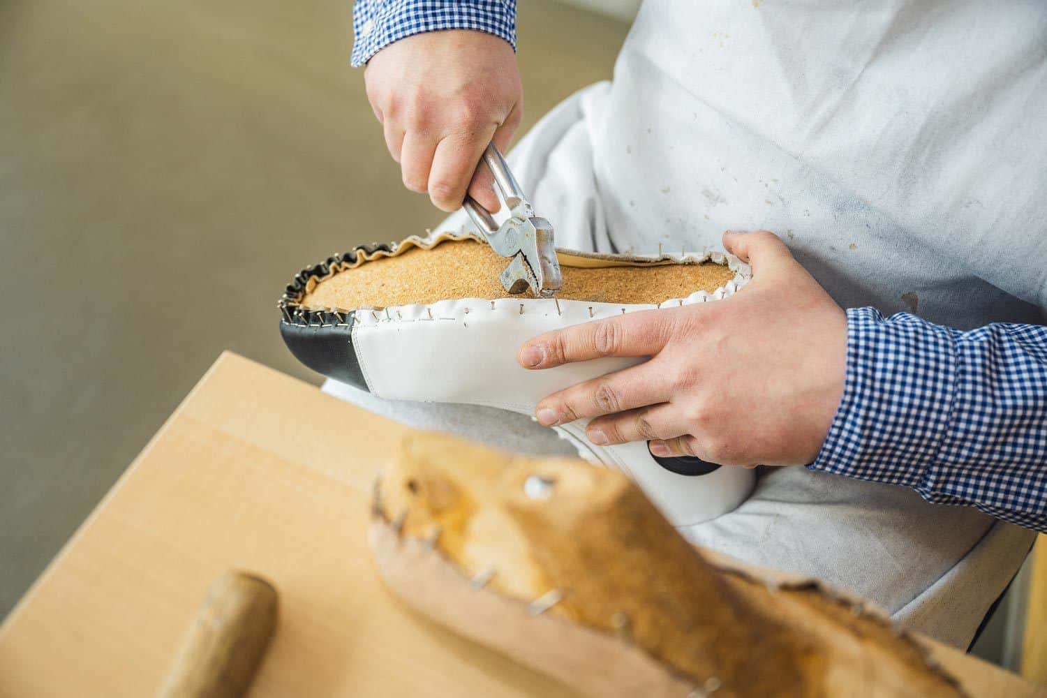 Anpassung eines orthopädischen Schuhs durch Fachpersonal in der orthopädischen Schuhtechnik