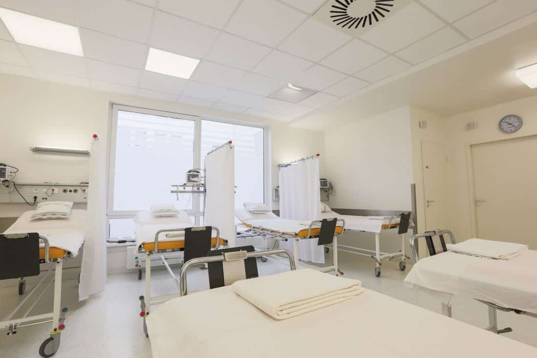 Einblick in den Aufwachraum in unserem ambulanten OP-Zentrum, Detailansicht der Betten