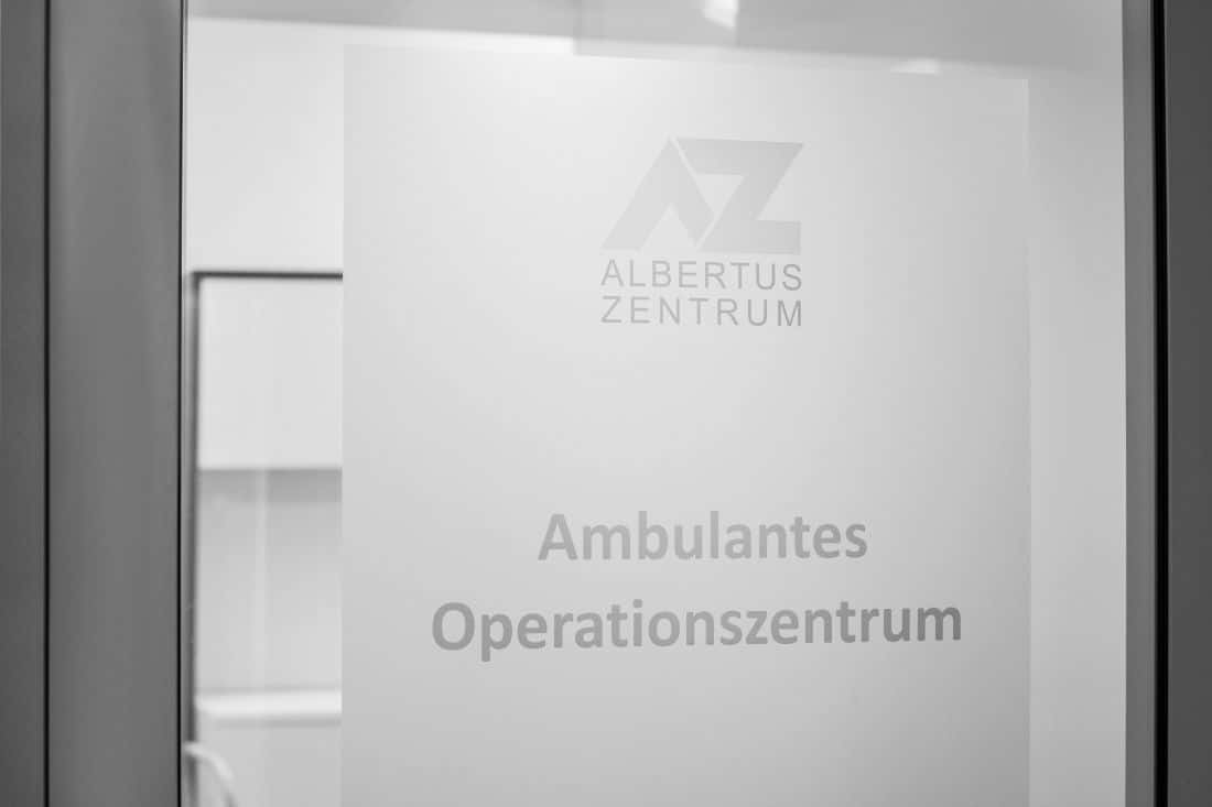 Tür mit Aufschrift 'Ambulantes Operationszentrum' im ALBERTUS ZENTRUM Mönchengladbach