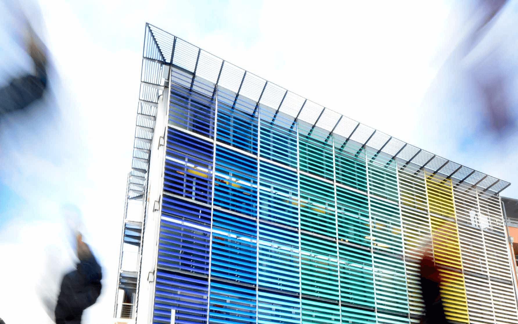 Außenansicht und bunte Fassade des ALBERTUS ZENTRUMs in Mönchengladbach