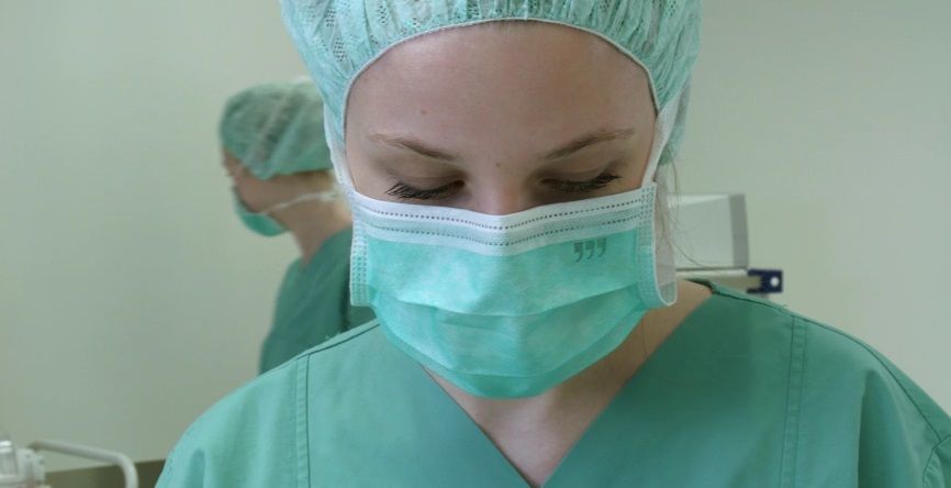 Mitarbeiterin mit OP Maske bei der ambulaten Operation