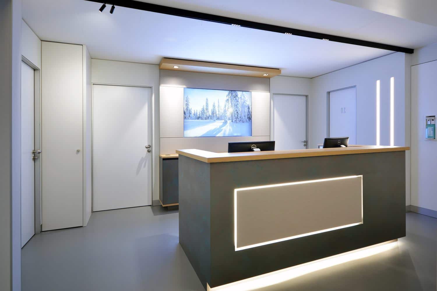 Seitenansicht der Empfangstheke der Physiotherapie ALBETRUS ZENTRUM