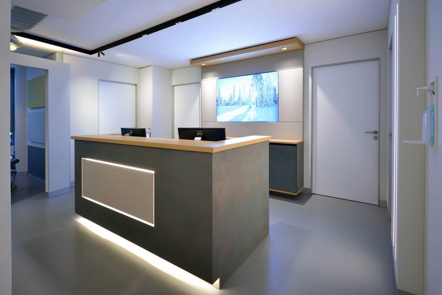 Moderne, helle Empfangstheke der Physiotherapie ALBERTUS ZENTRUM in Mönchengladbach