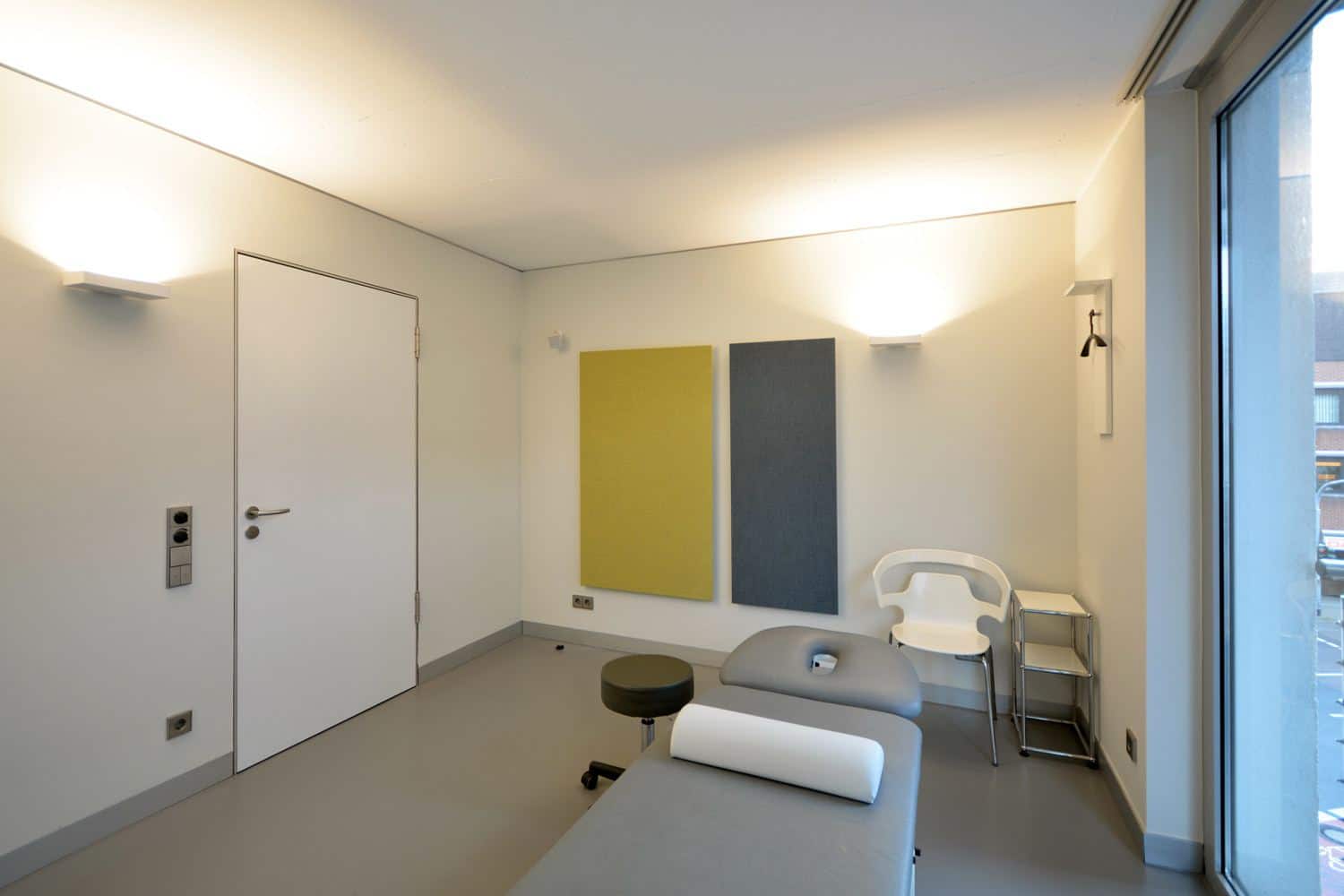 Moderner Behandlungsraum mit Liege in der Physiotherapie ALBERTUS ZENTRUM