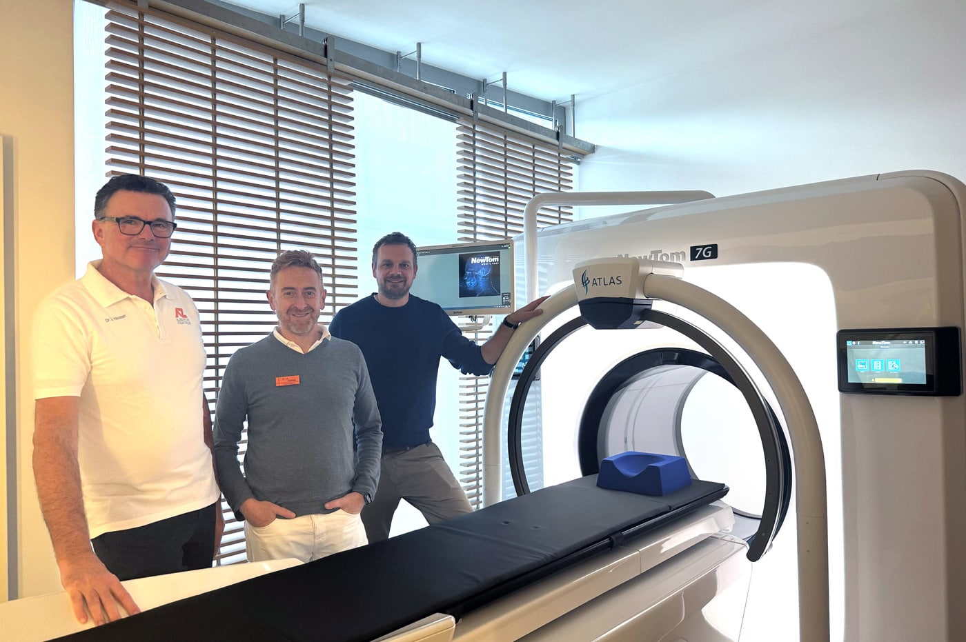 Die Orthopäden Dr. Heussen, Herr Zahedi und Dr. Wiedemann stehen vor dem Cone Beam CT in der Orthopädie ALBERTUS ZENTRUM in Mönchengladbach