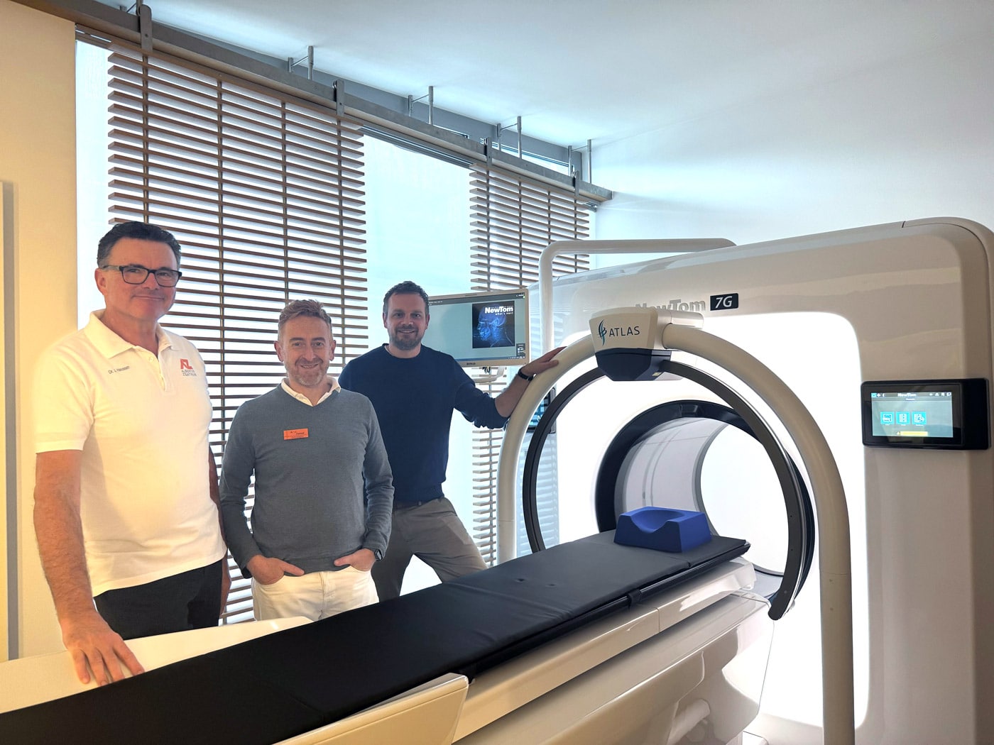 Die Orthopäden Dr. Heussen, Herr Zahedi und Dr. Wiedemann stehen vor dem neuen Cone Beam CT