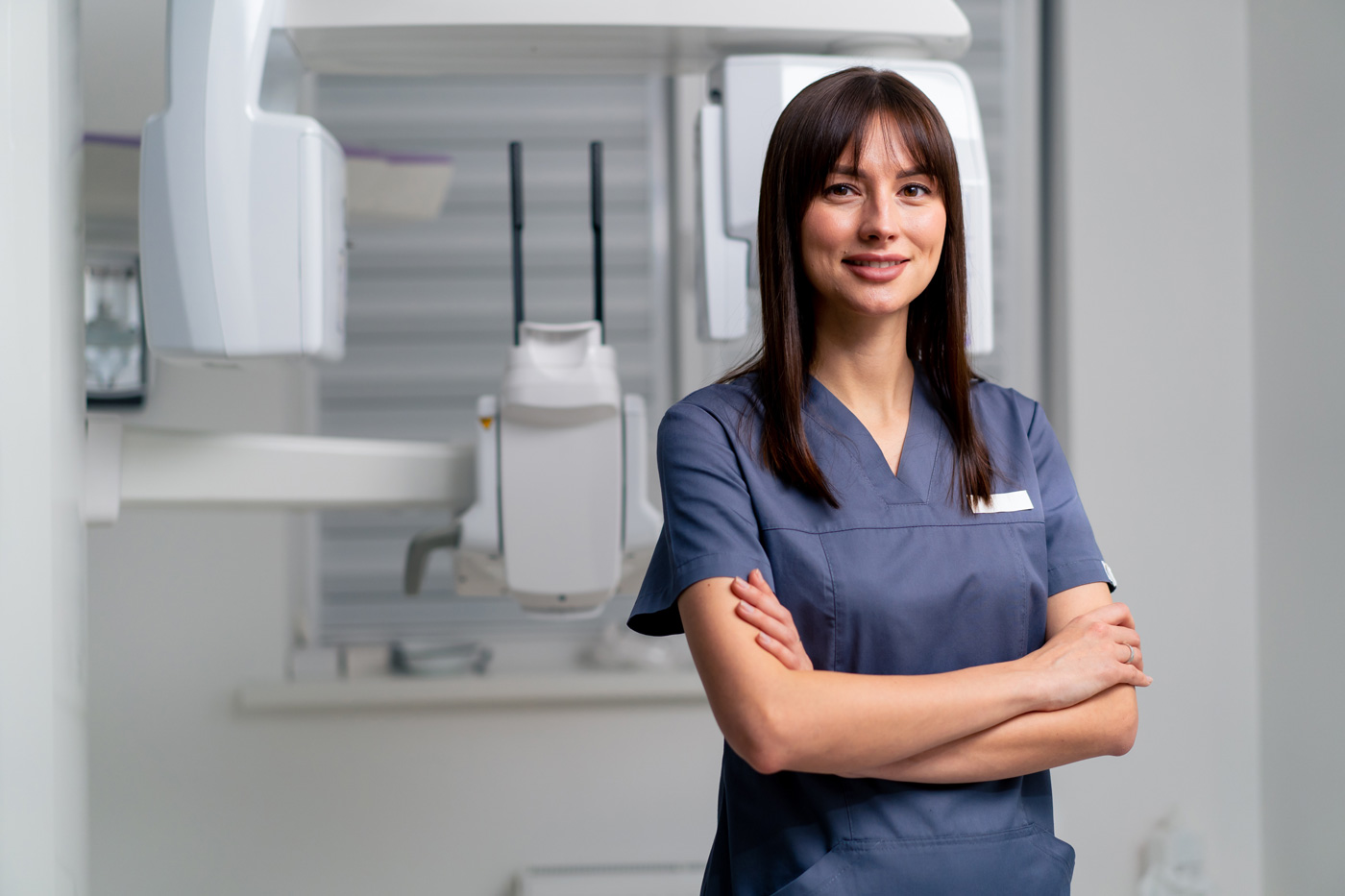 Ein Physician Assistant steht vor einem Röntgengerät