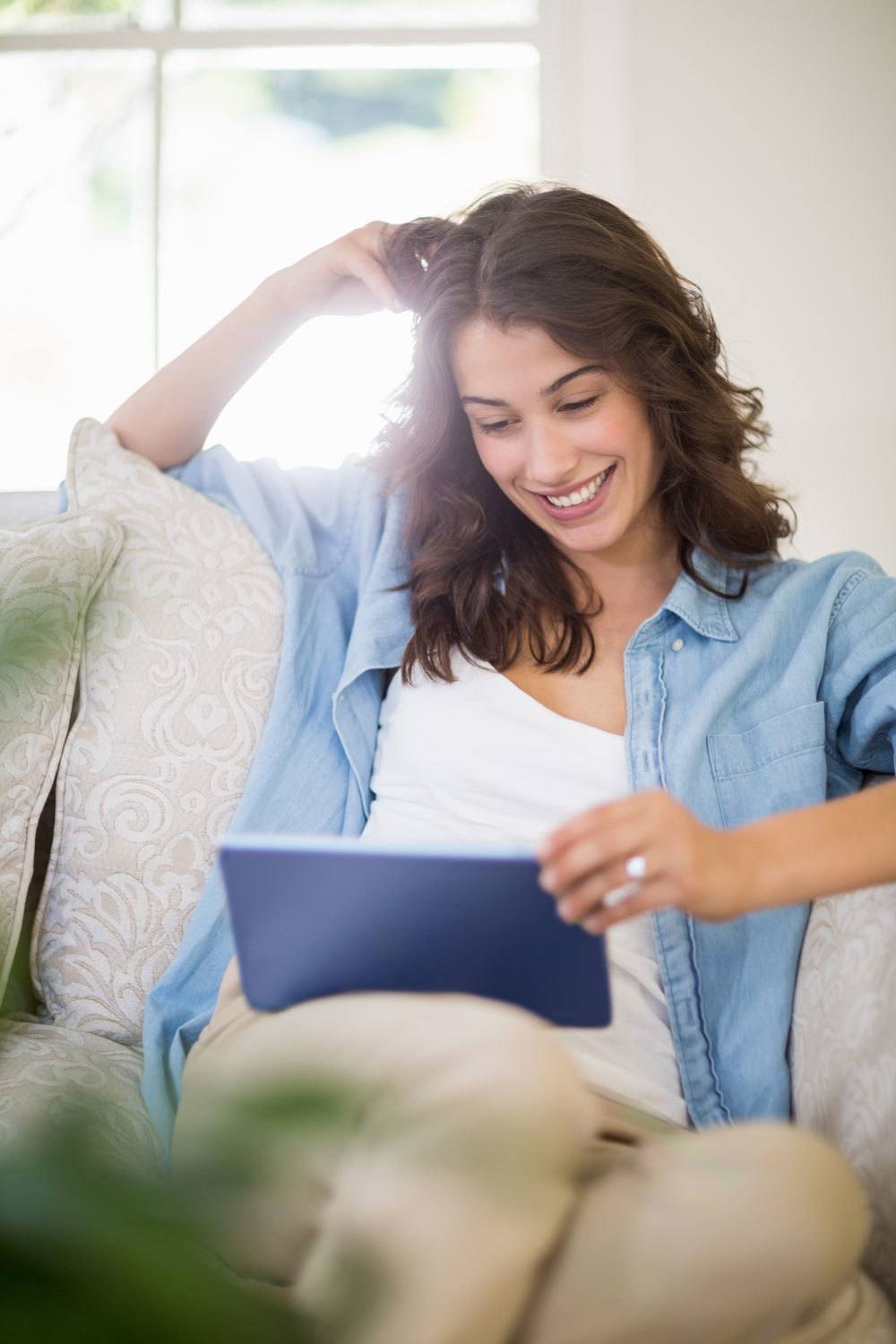 Frau liest den Blog des ALBERTUS ZENTRUM auf einem iPad