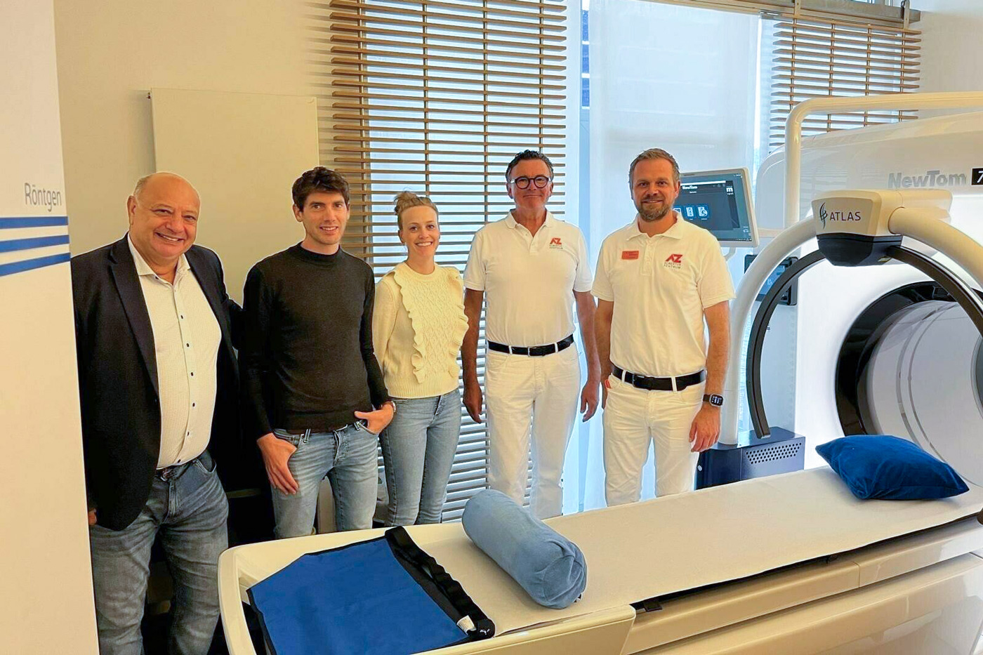 Dr. Joseph Heussen und A.J. Zahedi stehen mit Gästen aus Belgien vor dem neuen CBCT-Gerät
