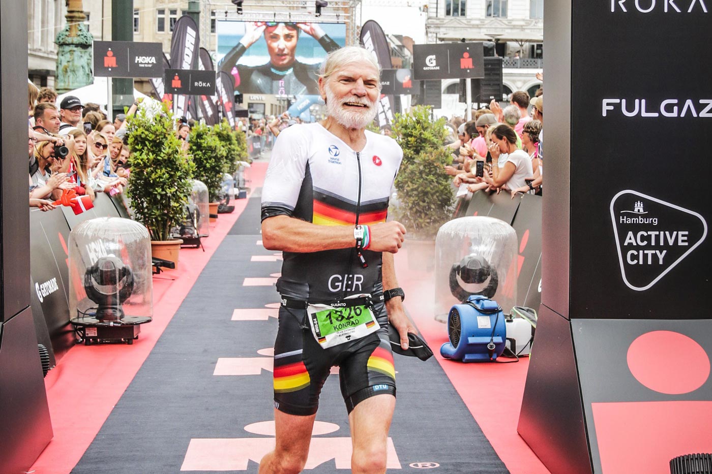Konrad Schürmert läuft in Sportkleidung durch das Ziel