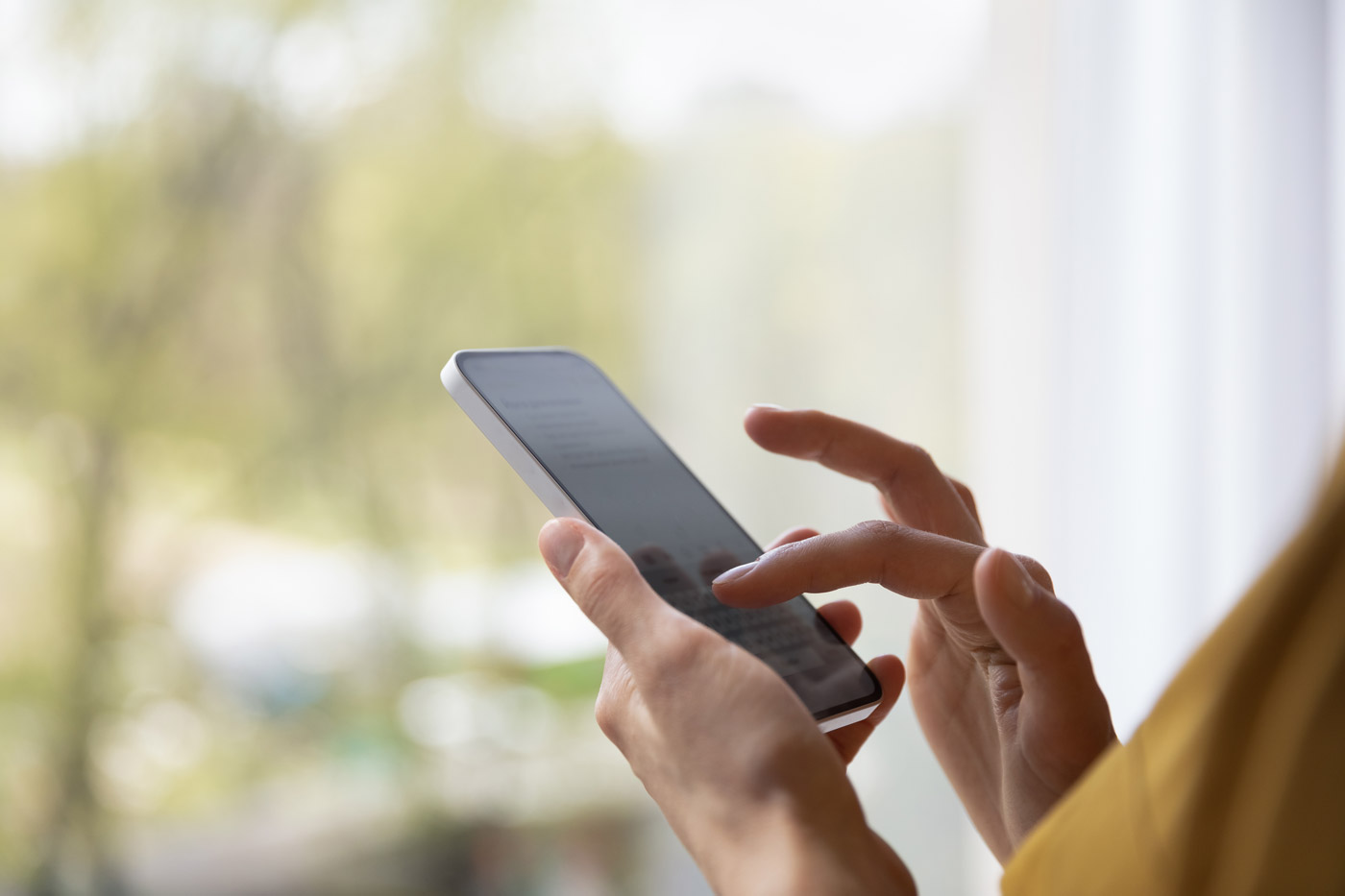 Eine Frau hält ein Smartphone in der Hand