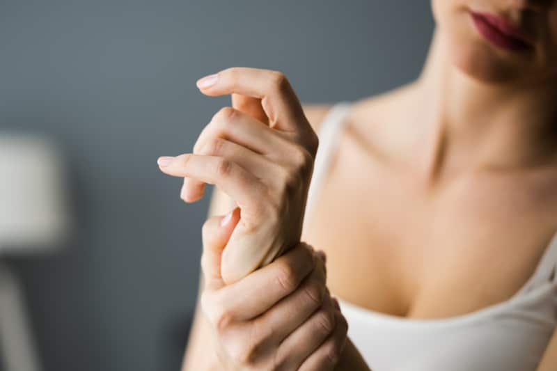Schmerzen im Handgelenk und der Hand, ein typisches Symptom in der orthopädischen Praxis