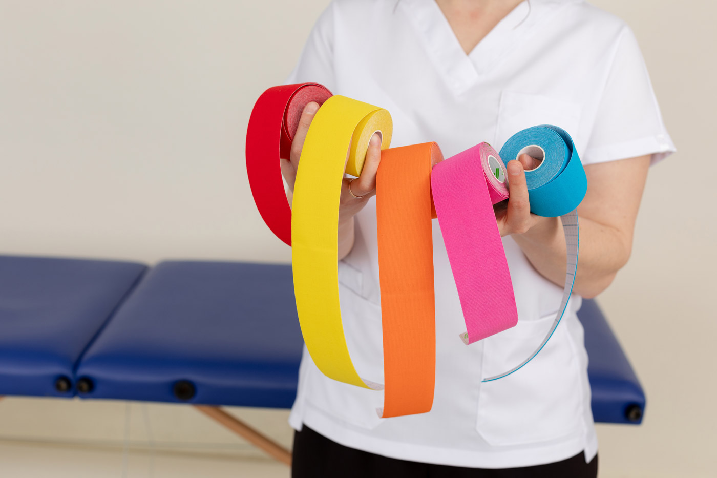 Rollen von Kinesio-Tape in verschiedenen Farben