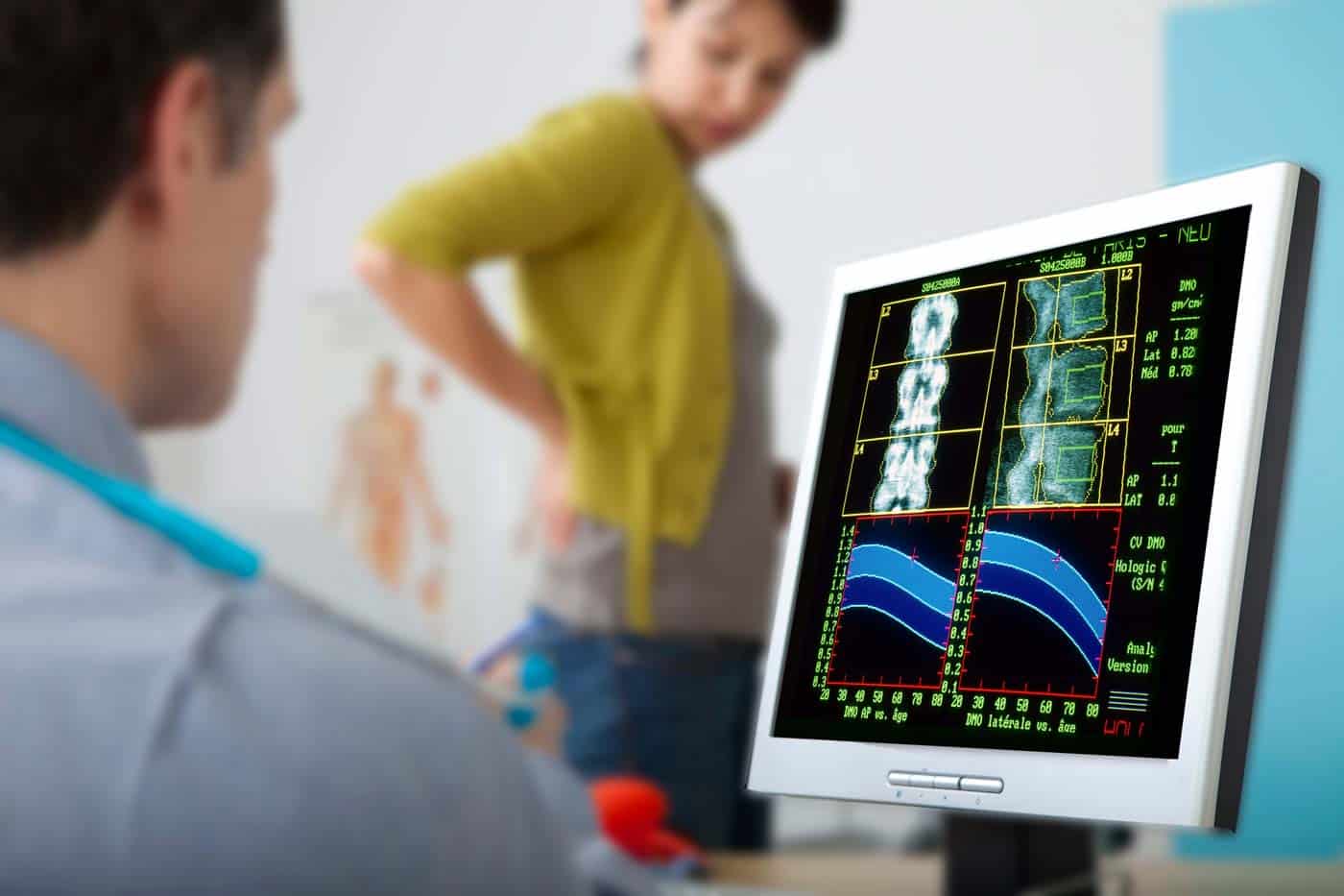 DXA-Knochendichtemessung - Ergebnisse werden auf dem Monitor angezeigt