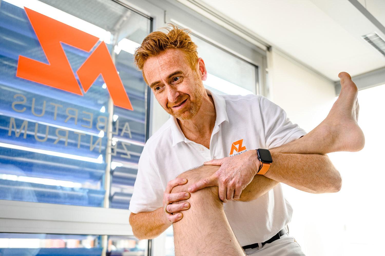 Orthopäde Alexej-Jian Zahedi führt eine orthopädische Untersuchung im AZ in Mönchengladbach durch