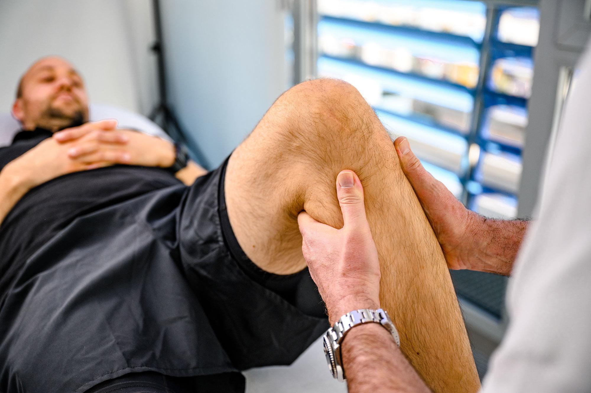 Orthopädische Untersuchung am Knie