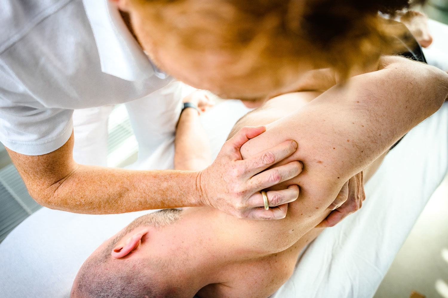 Osteopathie: Herr Zahedi untersucht einen Patienten mit Hilfe der osteopathischen Medizin