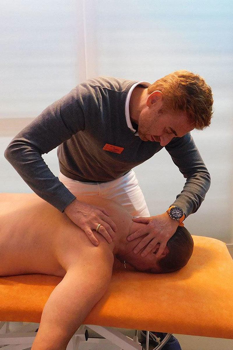 Orthopäde Alexej-Jian Zahedi führt eine osteopathische Behandlung an der Halswirbelsäule im AZ in Mönchengladbach durch
