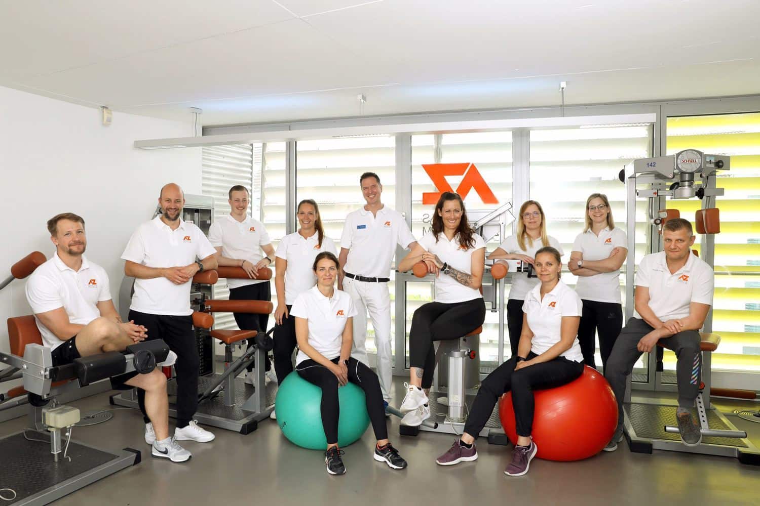 Team der Physiotherapie in den modernen Räumen in Mönchengladbach